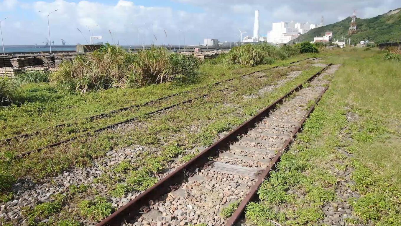 林口電廠運煤的桃林鐵路現存的鐵軌：興建於1967年,自縱貫線鐵路桃園站起，經龜山、蘆竹至林口電廠廠區邊界，長約 19 公里的桃林鐵路，於2012年停駛，如今僅存鐵軌，已不再營運。