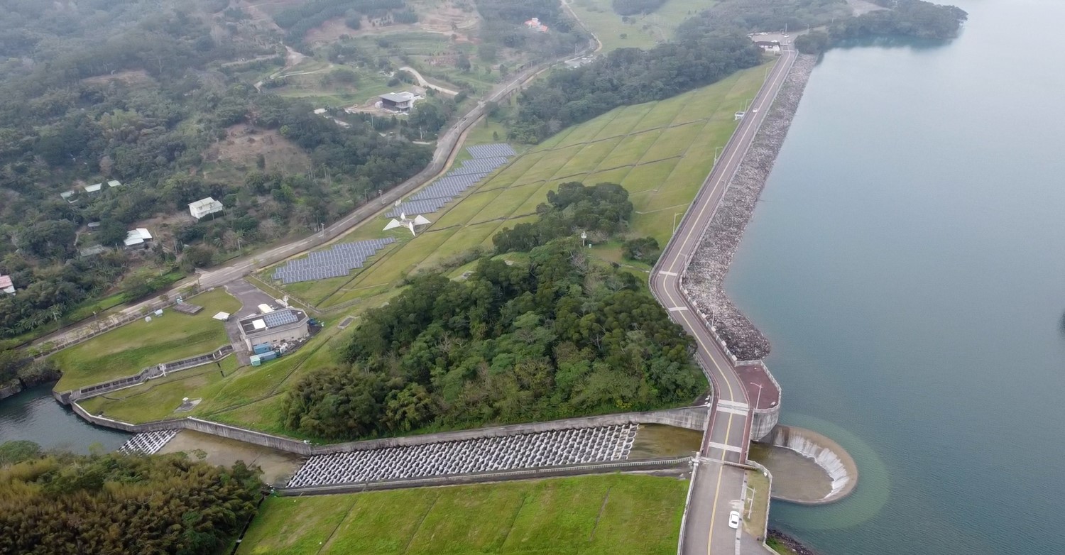 寶山淨水場水源寶山第二水庫（簡稱寶二水庫）主要設施大壩及取水口空拍圖
