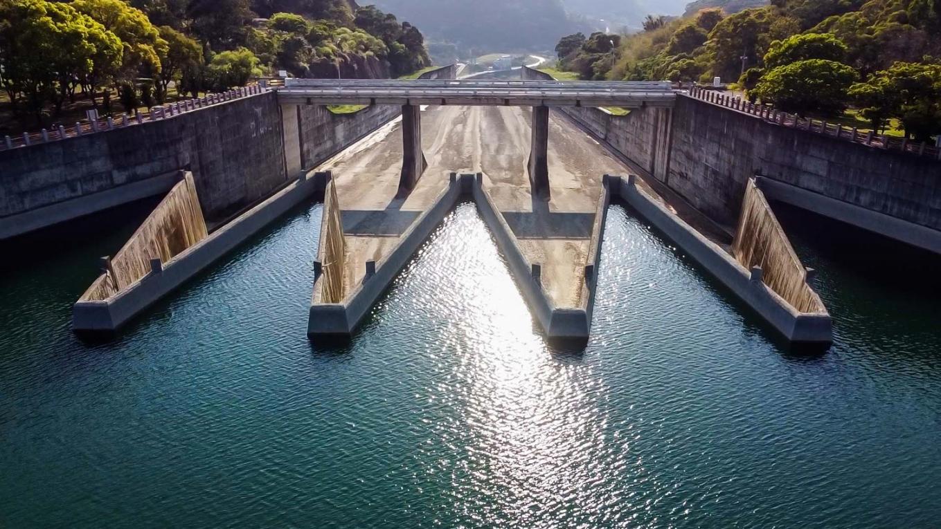 鯉魚潭淨水場水源鯉魚潭水庫主要設施鋸齒堰溢洪道