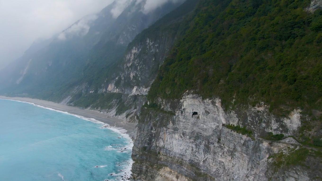 花蓮港:蘇花公路沿路的險峻峭壁及壯麗的太平洋海岸線