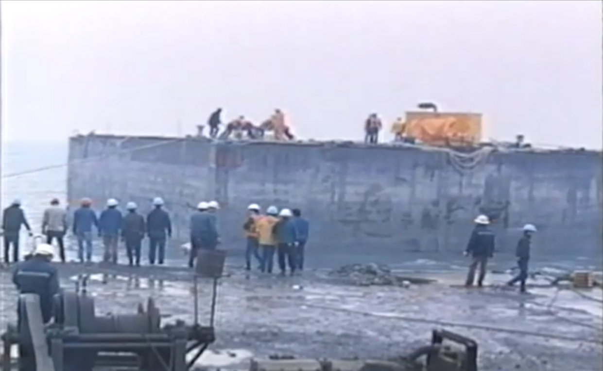 中油液化天然氣碼頭建港防波堤工程沉箱拖放