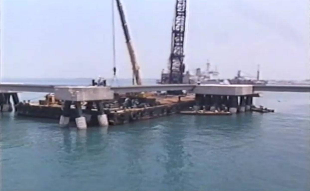 中油液化天然氣碼頭建港工程棧橋式卸氣碼頭靠繫船樁叢人行陸橋的吊放工作