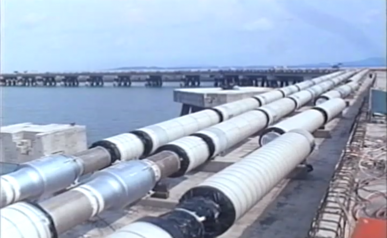 中油液化天然氣碼頭建港工程棧橋式卸氣碼頭管線基礎完成後，由業主施作LNG卸氣管線及其他管線的施工