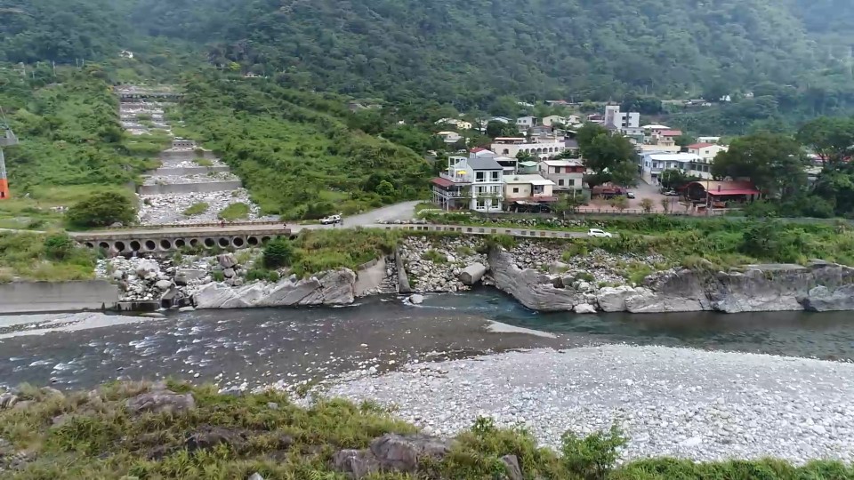 大甲溪畔松鶴部落921震災後建造的梳子壩