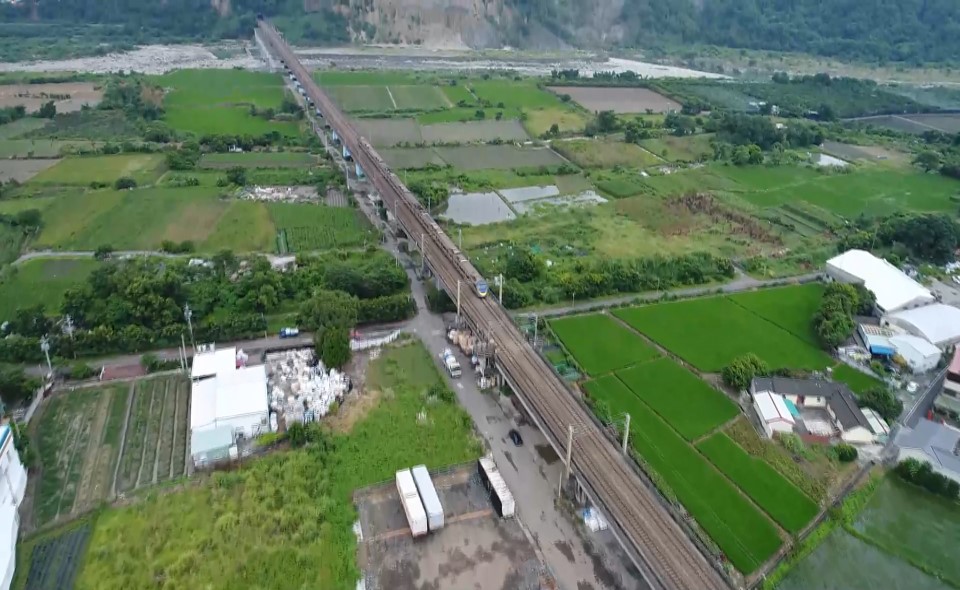 大甲溪流域葫蘆墩圳取水口附近舊山線鐵橋俯瞰