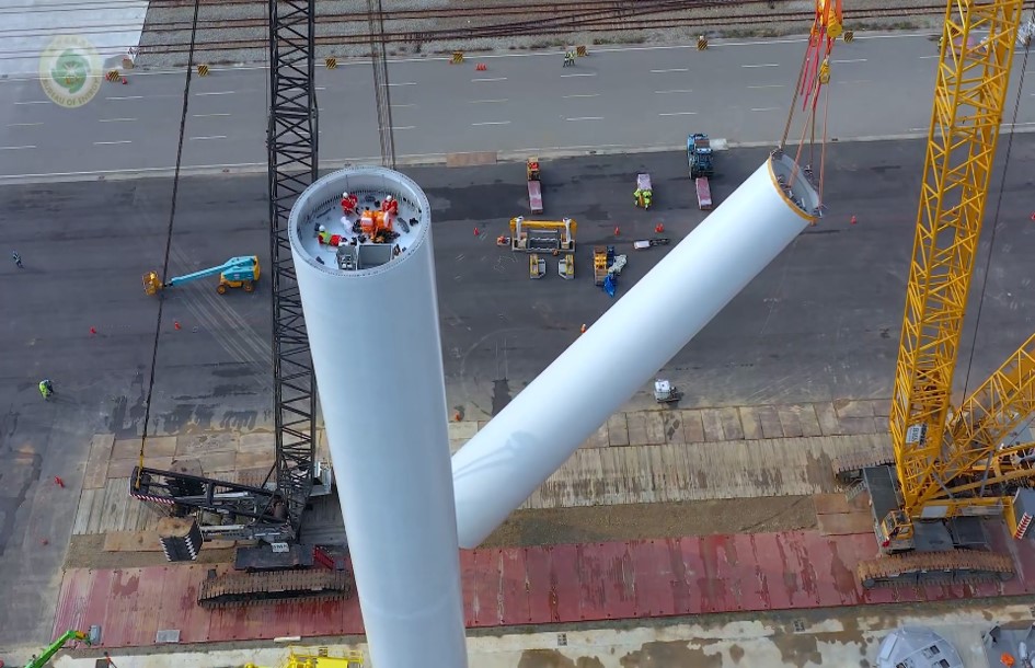 在臺中港先進行初步組裝的離岸風電場風力發電機組塔架