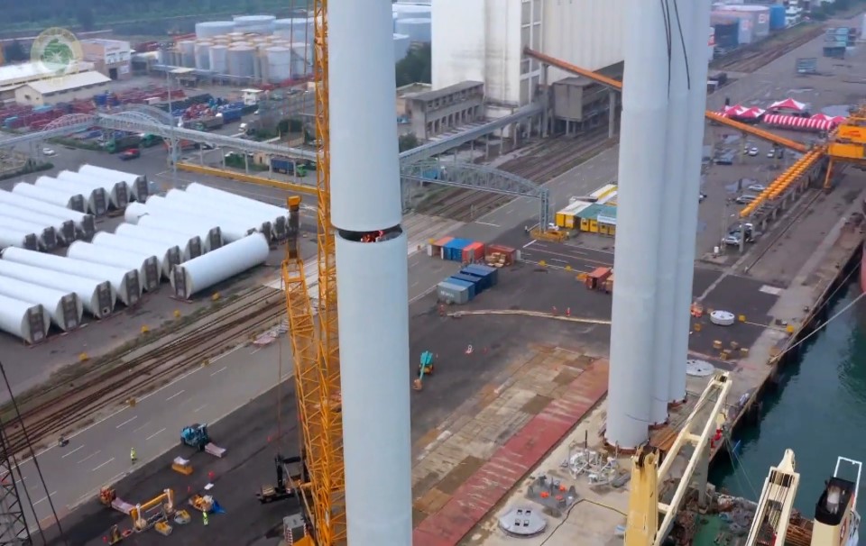 在臺中港先進行初步組裝的離岸風電場風力發電機組塔架