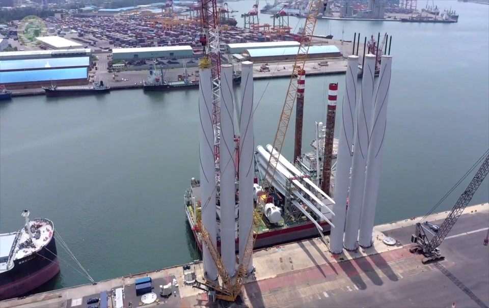 在臺中港先進行初步組裝的離岸風電場風力發電機組塔架