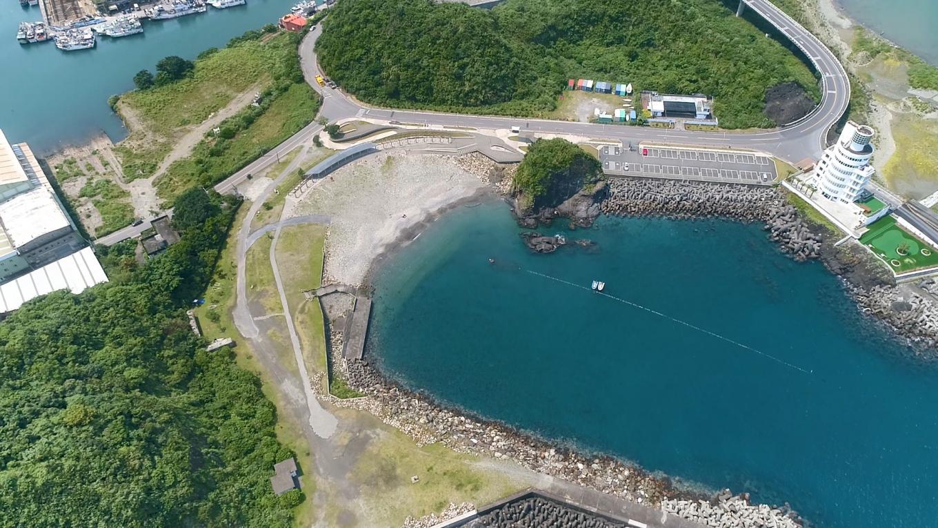 蘇澳港之豆腐峽2019現況：現今這兩塊水泥墩，於興建蘇澳港時填海造陸被掩埋，已不復見。