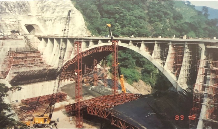 濁水溪流域明潭電廠頭社溪過河段拱橋安置鋼管