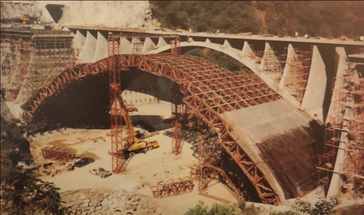 濁水溪流域明潭電廠頭社溪過河段拱橋安置鋼管