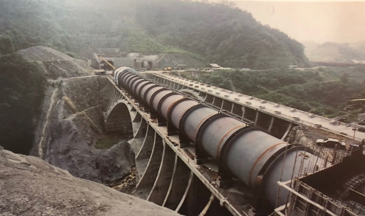 濁水溪流域明潭電廠頭社溪過河段拱橋安置鋼管