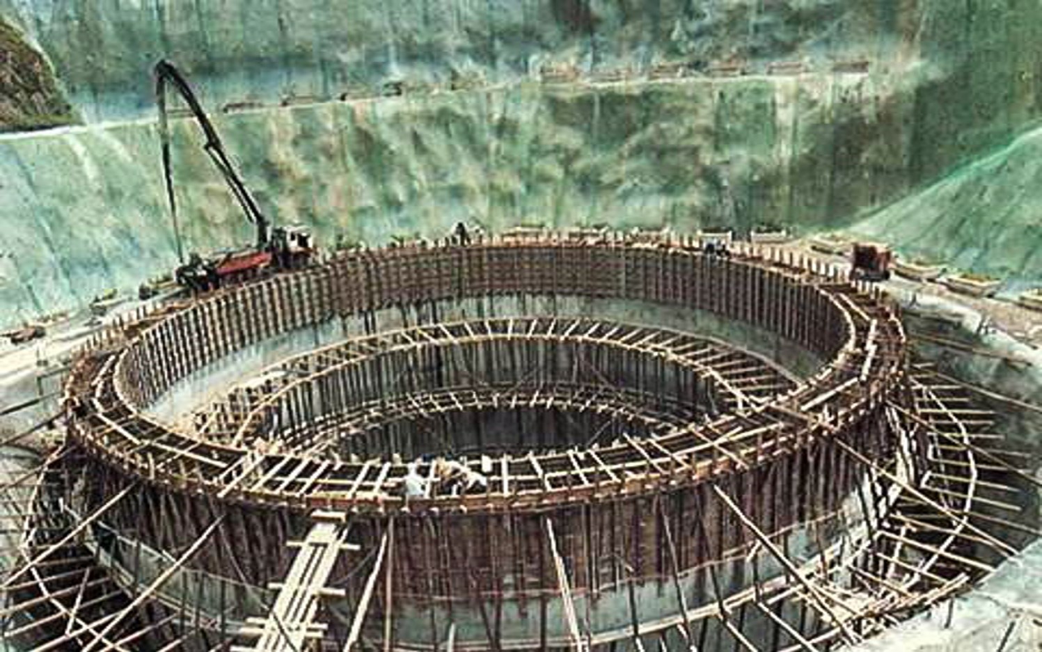 濁水溪流域明潭電廠施工中的平壓塔