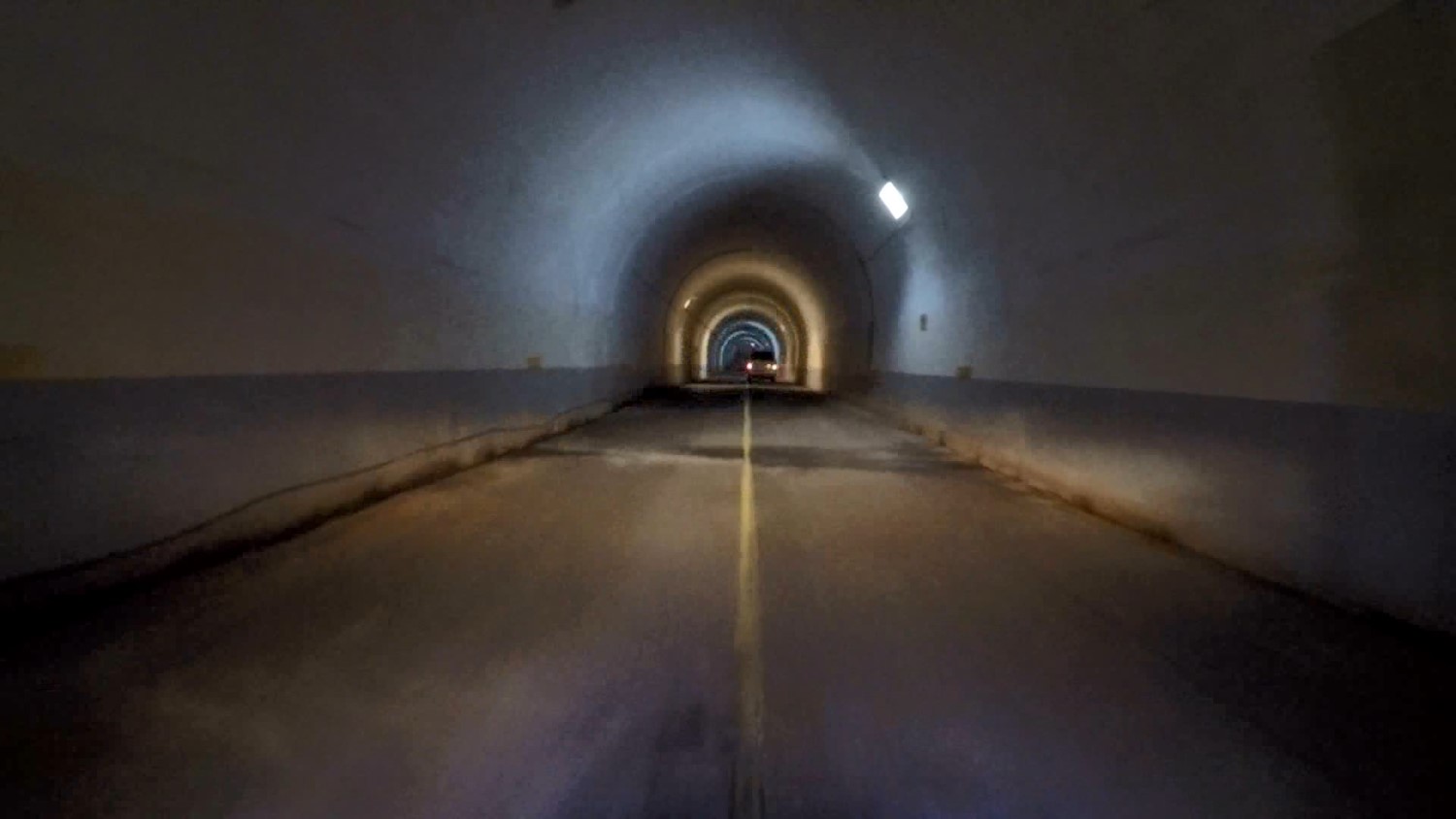 濁水溪流域明潭電廠出入口隧道內部