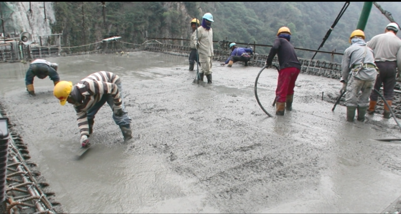 濁水溪流域新武界引水隧道過河段輸水鋼管拱橋澆注混凝土