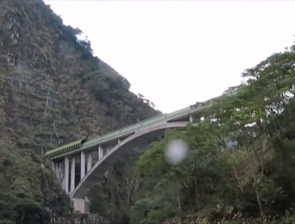 新武界引水隧道過河段鋼管完工全景