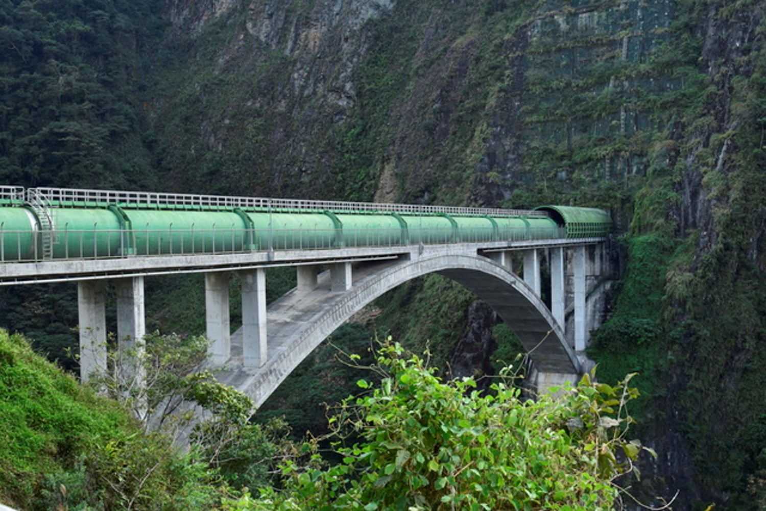 新武界引水隧道過河段鋼管完工全景