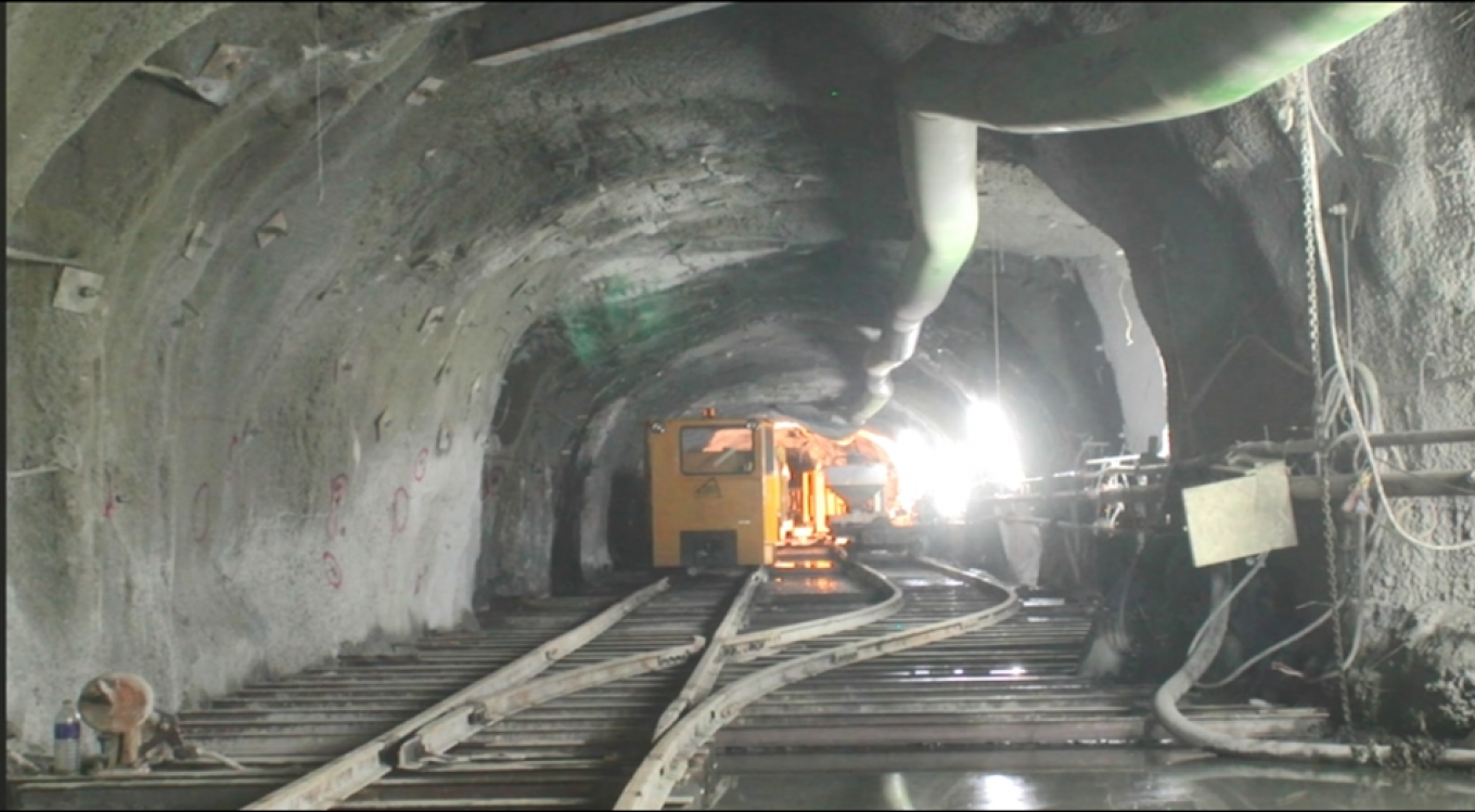 濁水溪流域日月潭水力發電計畫中的栗栖引水隧道施工