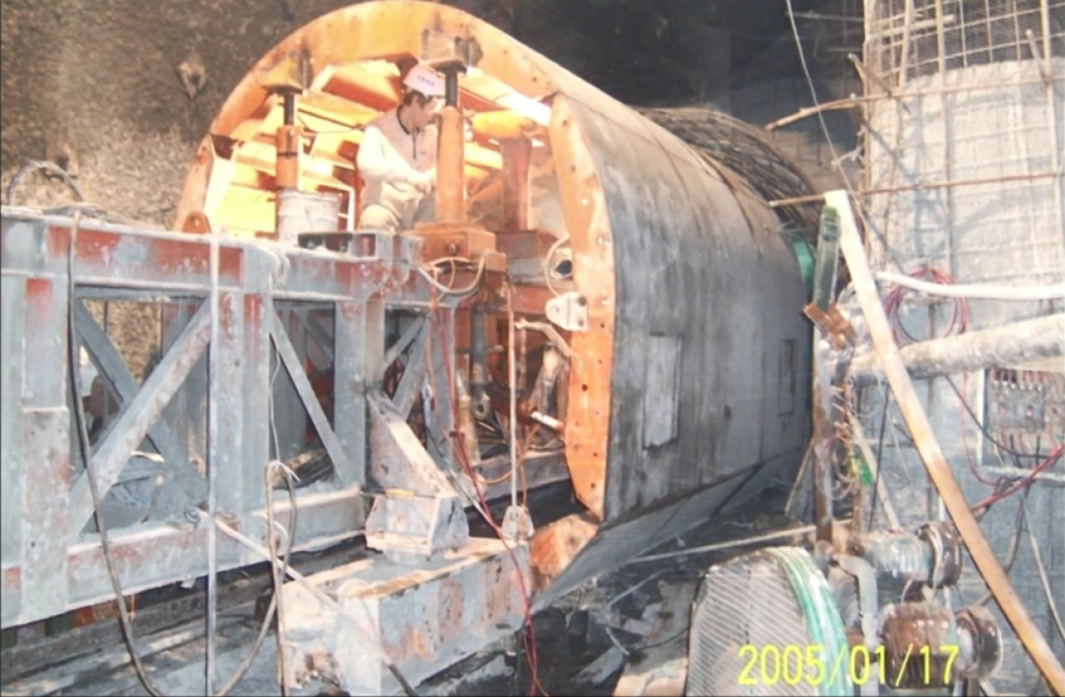 濁水溪流域日月潭水力發電計畫中的栗栖引水隧道施工