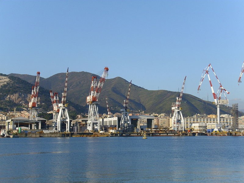位於義大利Sestri Ponente，芬坎蒂尼公司的起重機