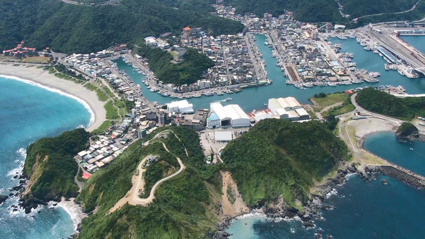 蘇澳港鳥瞰：左側是南方澳的沙頸岬地形景觀