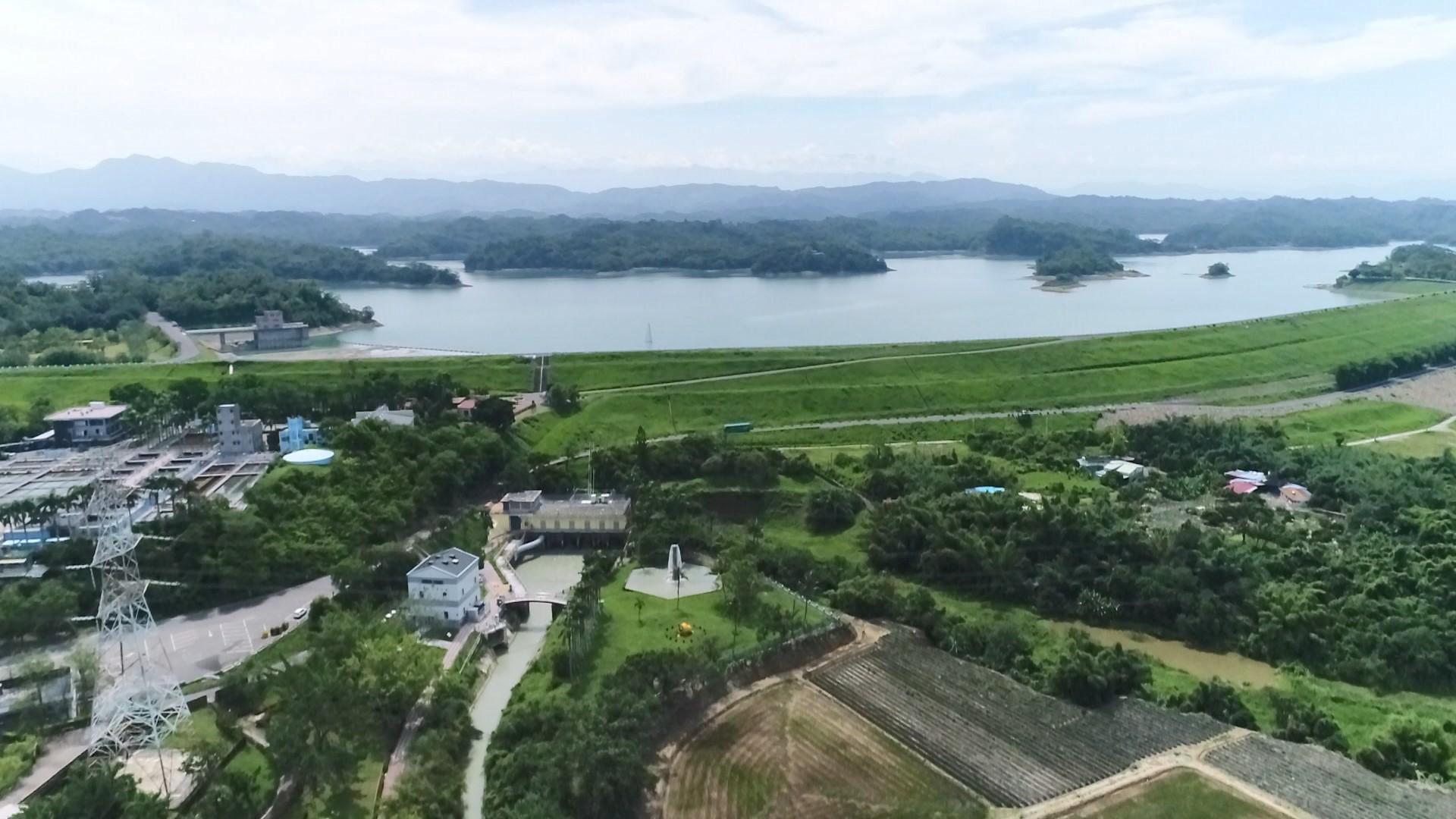 烏山頭水庫：烏山頭水庫主要由日本的水利工程師八田與一規劃及大成建設興建完成。興建的最主要目的為嘉南平原的農作溉灌。