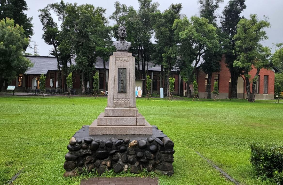 日治時代台南地區公共給水台南水道水源區內台南水道工程師濱野四郎銅像