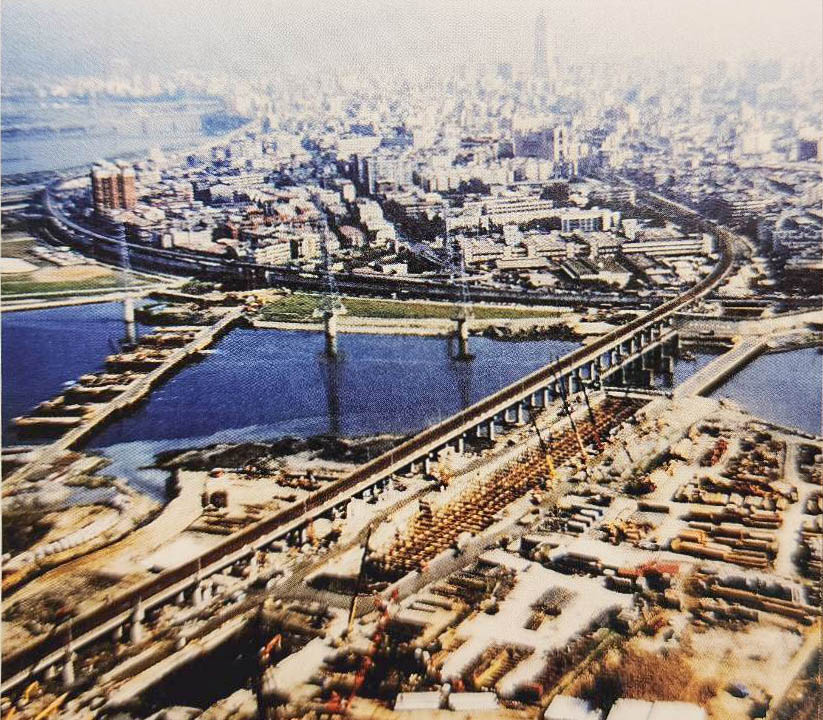 臺北市區鐵路地下化第三期工程「萬板專案」新店溪過河隧道圍堰工法施工步驟