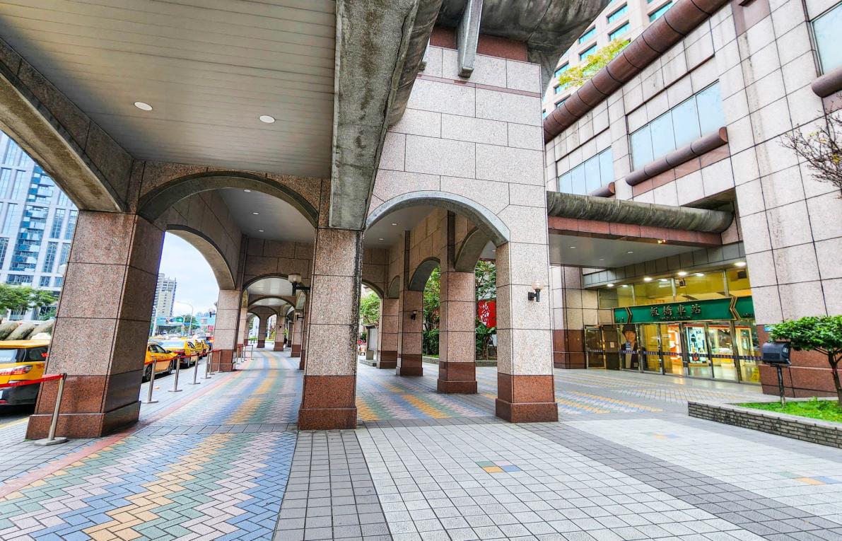 臺北市區鐵路地下化第三期工程「萬板專案」板橋車站出入口