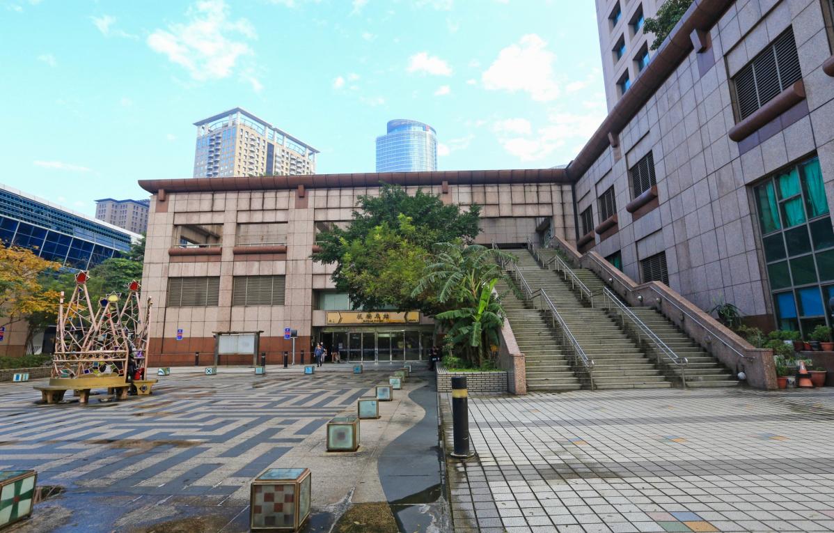 臺北市區鐵路地下化第三期工程「萬板專案」新板橋車站出入口