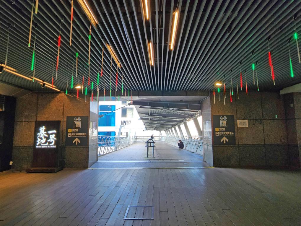 臺北市區鐵路地下化板橋新站二樓空廊