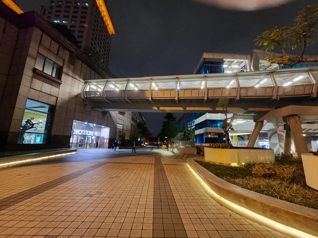 臺北市區鐵路地下化板橋新站二樓空廊