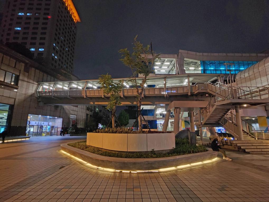 臺北市區鐵路地下化板橋新站二樓空廊