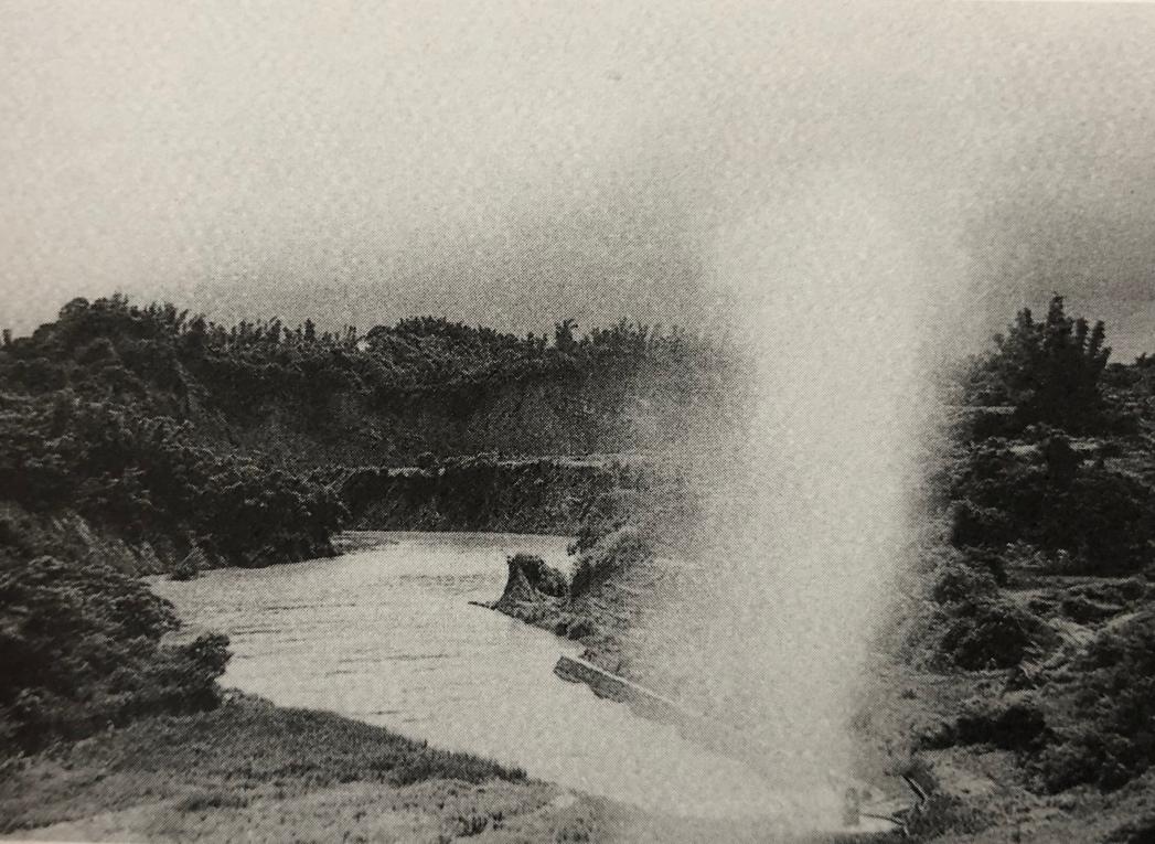 烏山頭水庫>烏山嶺隧道西口天井豎坑引水道出口：水由豎坑流入烏山頭水庫時經空氣孔噴出高度約20m水柱