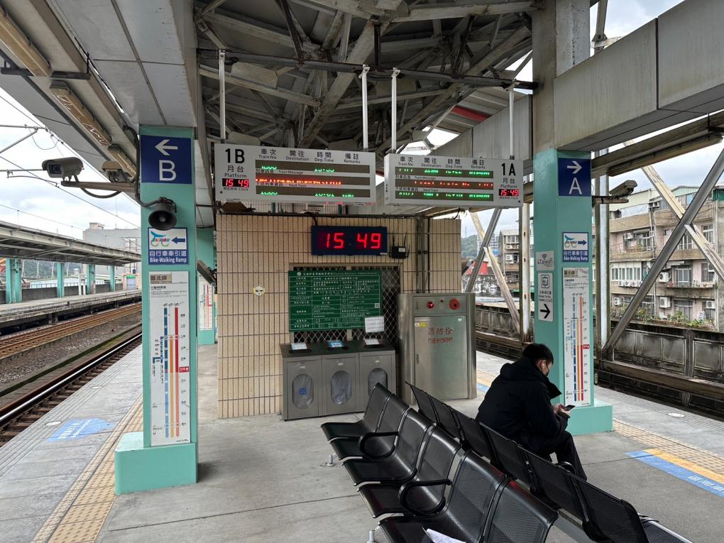 臺北市區車站鐵路地下化第四期東延南港工程「南港專案」五堵高架車站月台