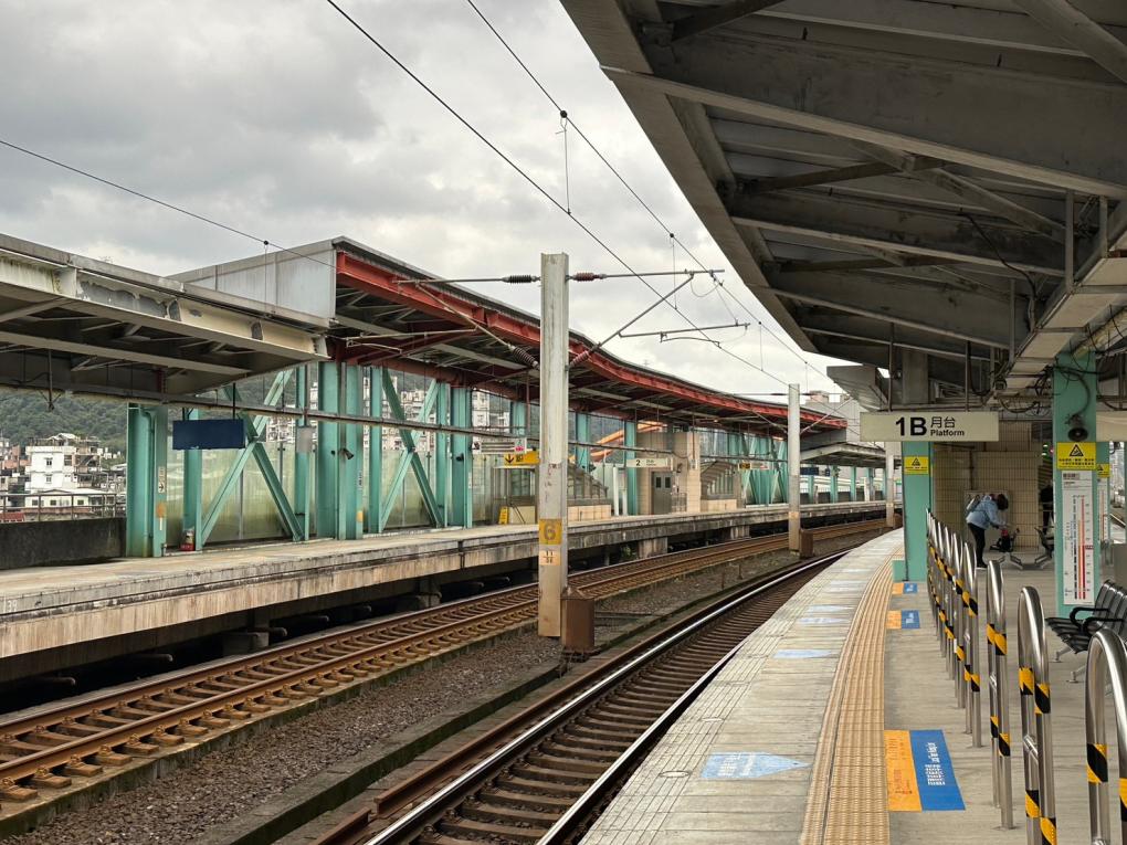 臺北市區車站鐵路地下化第四期東延南港工程「南港專案」五堵高架車站月台