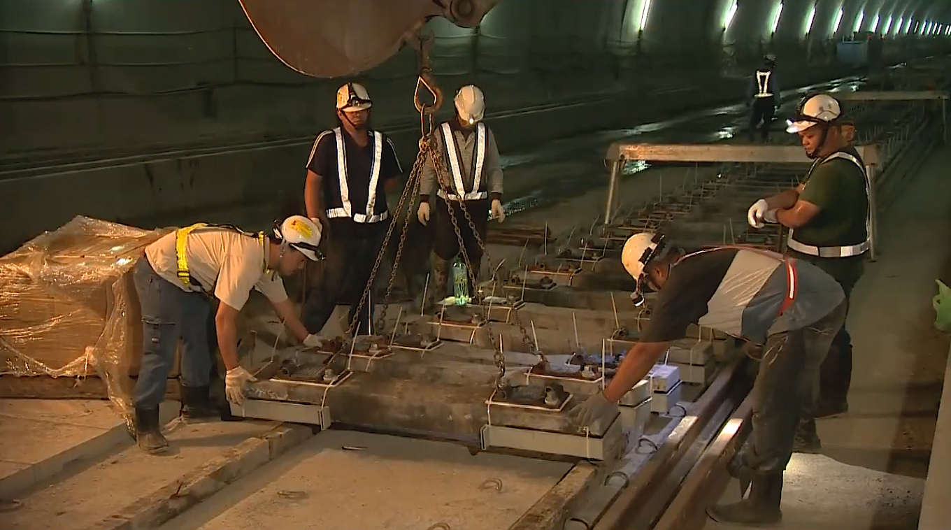 花東線鐵路雙軌隧道工程新自強隧道軌道鋪軌作業