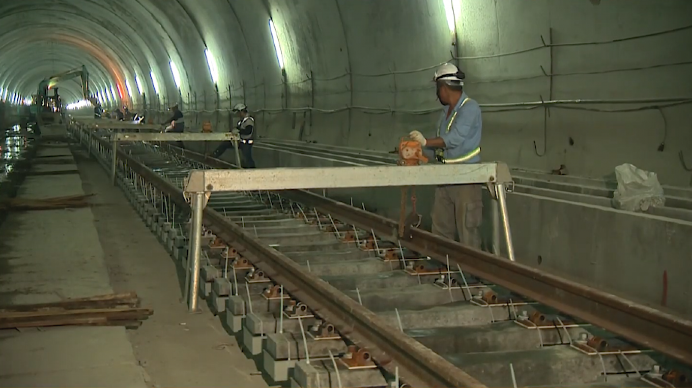 花東線鐵路雙軌隧道工程新自強隧道軌道鋪軌作業
