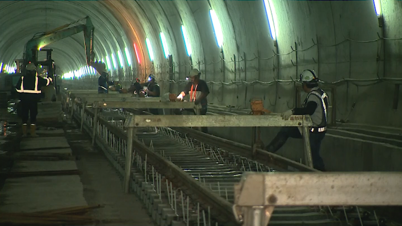 花東線鐵路雙軌隧道工程新自強隧道軌道鋪軌作業