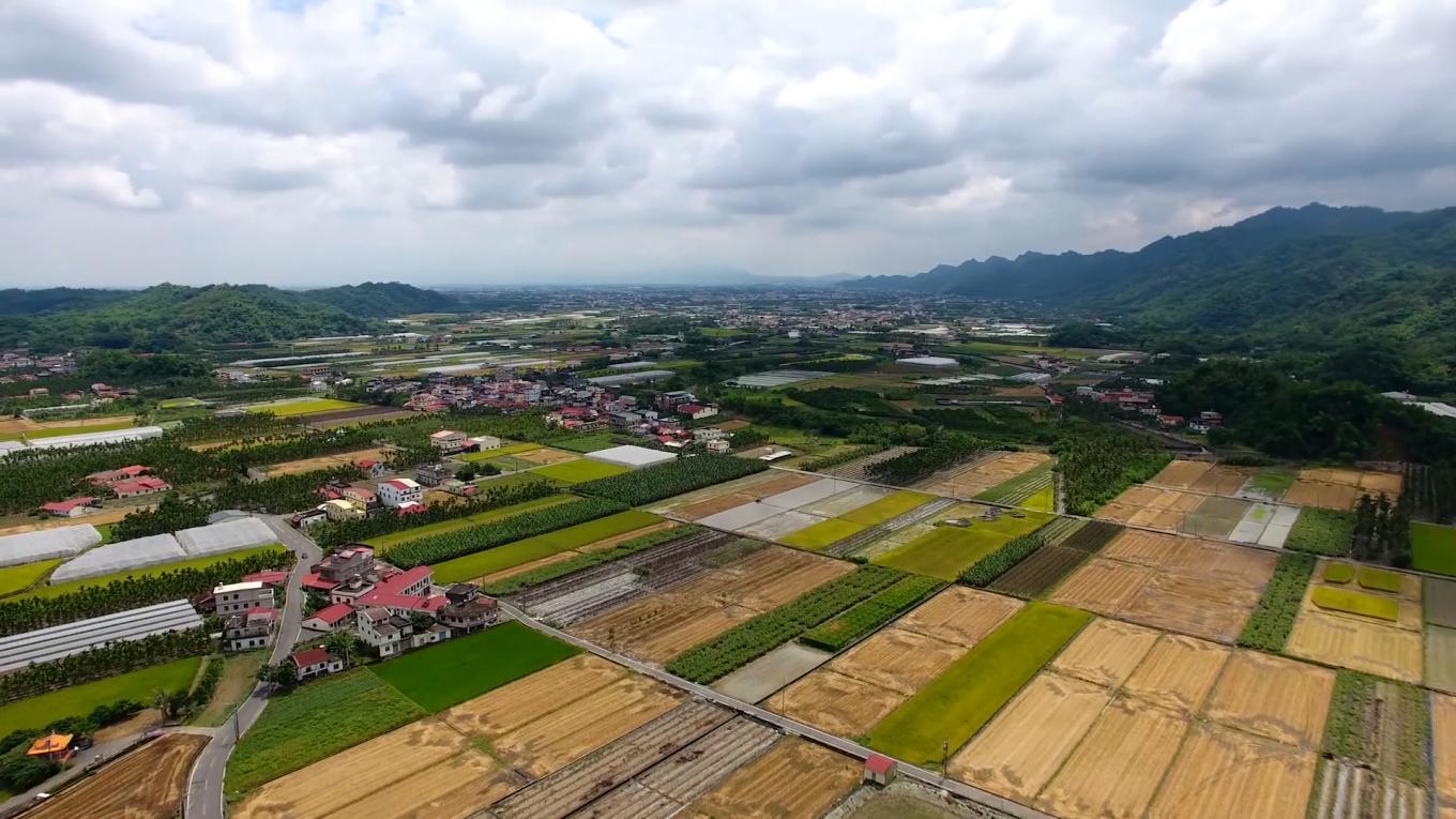 獅子頭圳:美濃地區地勢由東北向西南傾斜，陽光充足、土壤肥沃，年雨量2000公厘，非常適合農業發展。