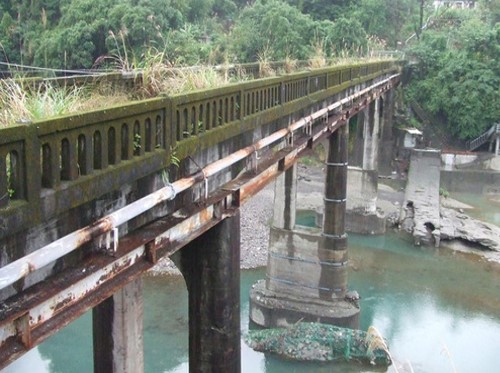 舊龜山電廠:從龜山 壩透過引水溝渠及隧道，將水引導到電廠。