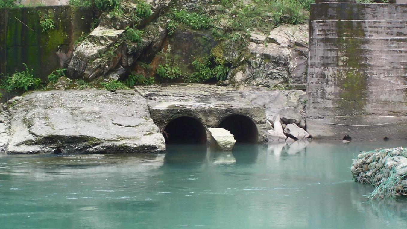 舊龜山電廠引水隧道口兩個倒虹吸管入口