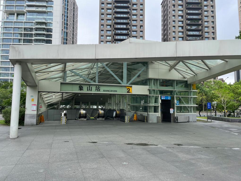 台北捷運信義線地下段象山站(R02)地面層