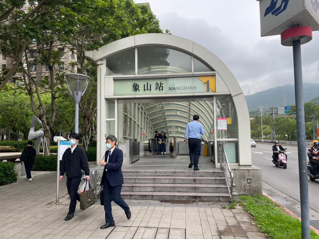 台北捷運信義線地下段象山站(R02)地面層