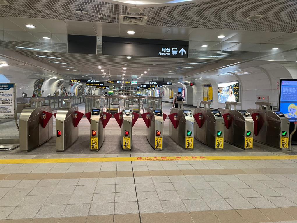 台北捷運信義線地下段象山站(R02)大廳層