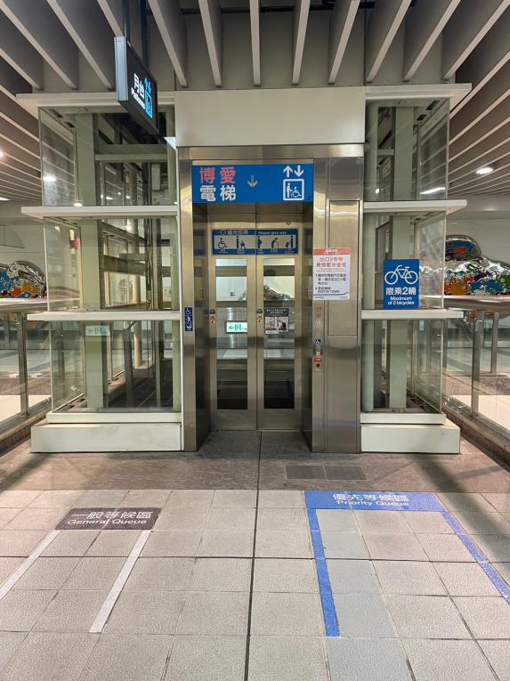 台北捷運信義線地下段象山站(R02)月台層