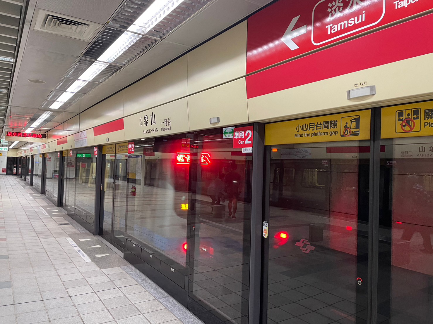 台北捷運信義線地下段象山站(R02)月台層
