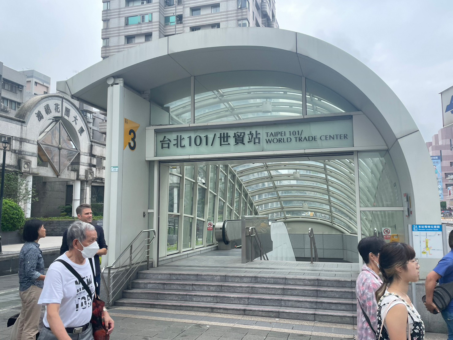 台北捷運信義線地下段台北101/世貿站(R03)出入口