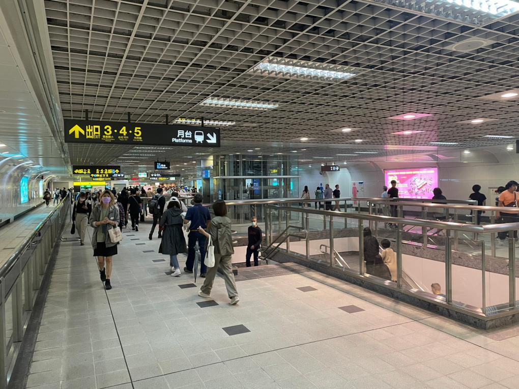台北捷運信義線地下段台北101/世貿站(R03)地下一樓穿堂層