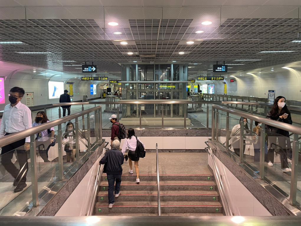 台北捷運信義線地下段台北101/世貿站(R03)地下一樓穿堂層